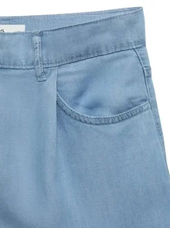 Short bleu ciel uni avec une coupe droite et une taille haute