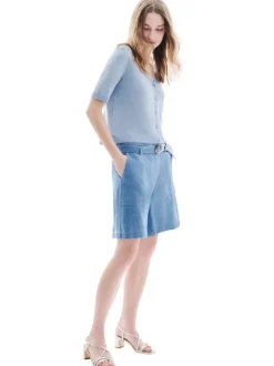 Short bleu à coupe ample pourvu d'une ceinture ajustable à la taille