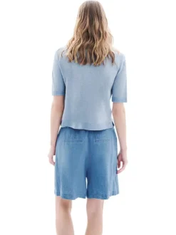 Short bleu à coupe ample pourvu d'une ceinture ajustable à la taille