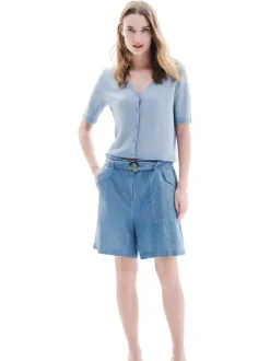 Short bleu à coupe ample pourvu d'une ceinture ajustable à la taille