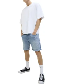 Short bleu à coupe droite pourvu de multiples poches plaquées