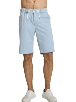 Short bleu à coupe droite pourvu d'une taille élastiquée avec cordon de serrage