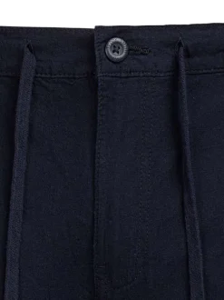 Short bleu foncé à coupe droite pourvu d'un cordon de serrage à la taille