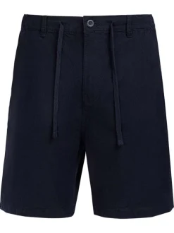 Short bleu foncé à coupe droite pourvu d'un cordon de serrage à la taille