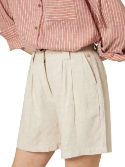 Short chino beige uni pourvu de passants pour la ceinture et d'une taille haute