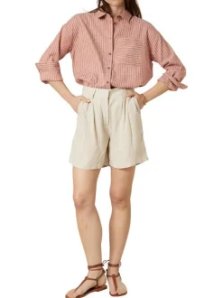 Short chino beige uni pourvu de passants pour la ceinture et d'une taille haute