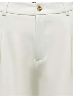 Short chino blanc avec une coupe longue et des pinces à l'avant
