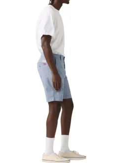 Short chino bleu à coupe droite pourvu du patch de la marque