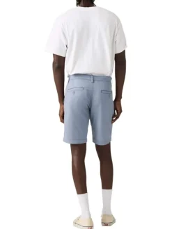 Short chino bleu à coupe droite pourvu du patch de la marque