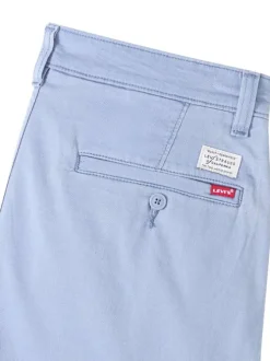 Short chino bleu à coupe droite pourvu du patch de la marque