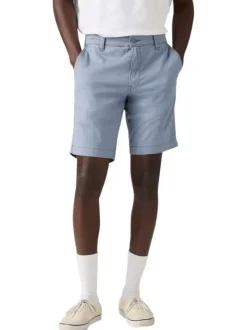 Short chino bleu à coupe droite pourvu du patch de la marque