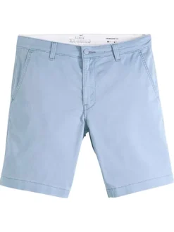 Short chino bleu à coupe droite pourvu du patch de la marque
