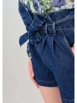 Short Chino bleu en coton uni avec une coupe droite et des poches plaquées à l'arrière