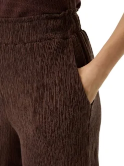 Short chino brun uni pourvu d'une coupe droite et d'une taille élastiquée