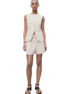 Short chino écru uni avec une coupe droite et des plis sur le devant