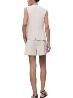 Short chino écru uni avec une coupe droite et des plis sur le devant