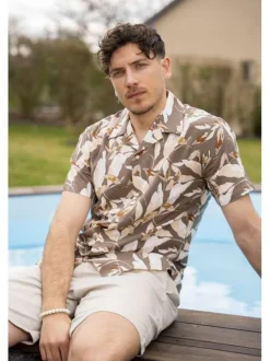 Short chino écru uni avec une coupe droite et une fermeture zippée