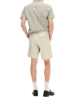 Short chino écru uni avec une coupe droite et une fermeture zippée