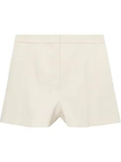 Short chino écru uni avec une coupe droite et une fermeture zippée à agrafes