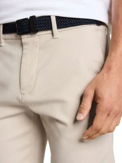 Short Chino en coton beige avec une coupe ajustée et une ceinture