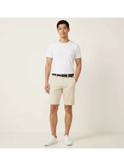 Short Chino en coton beige avec une coupe ajustée et une ceinture