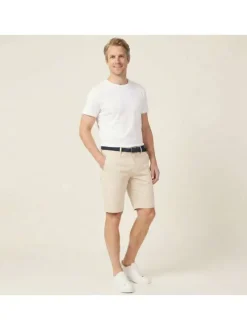 Short Chino en coton beige avec une coupe ajustée et une ceinture