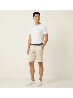 Short Chino en coton beige avec une coupe ajustée et une ceinture