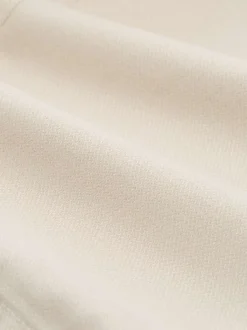 Short Chino en coton beige avec une coupe ajustée et une ceinture