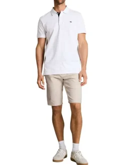Short Chino en coton beige avec une coupe ajustée et une ceinture