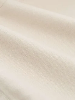 Short Chino en coton beige avec une coupe ajustée et une ceinture