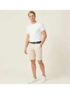 Short Chino en coton beige avec une coupe ajustée et une ceinture