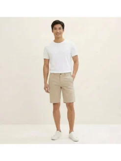 Short Chino en coton beige avec une coupe ajustée et une taille intermédiaire