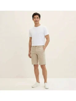 Short Chino en coton beige avec une coupe ajustée et une taille intermédiaire