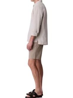 Short chino en coton beige à coupe droite pourvu d'une fermeture boutonnée