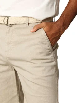 Short chino en coton beige uni avec une coupe droite et une ceinture