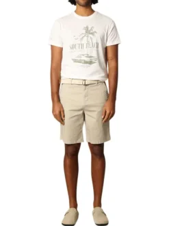 Short chino en coton beige uni avec une coupe droite et une ceinture