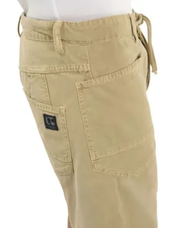 Short chino en coton beige uni avec une coupe droite muni d'un bouton