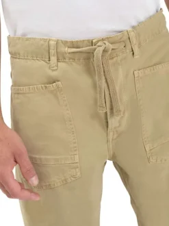Short chino en coton beige uni avec une coupe droite muni d'un bouton