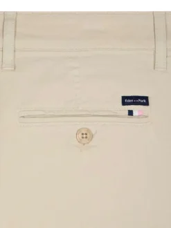 Short chino en coton beige uni avec une coupe droite à zip et bouton