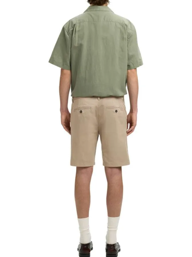 Short Chino en coton biologique beige uni avec une coupe droite