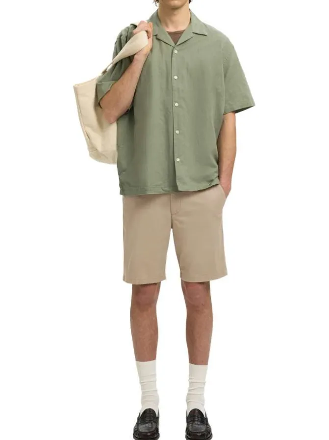 Short Chino en coton biologique beige uni avec une coupe droite