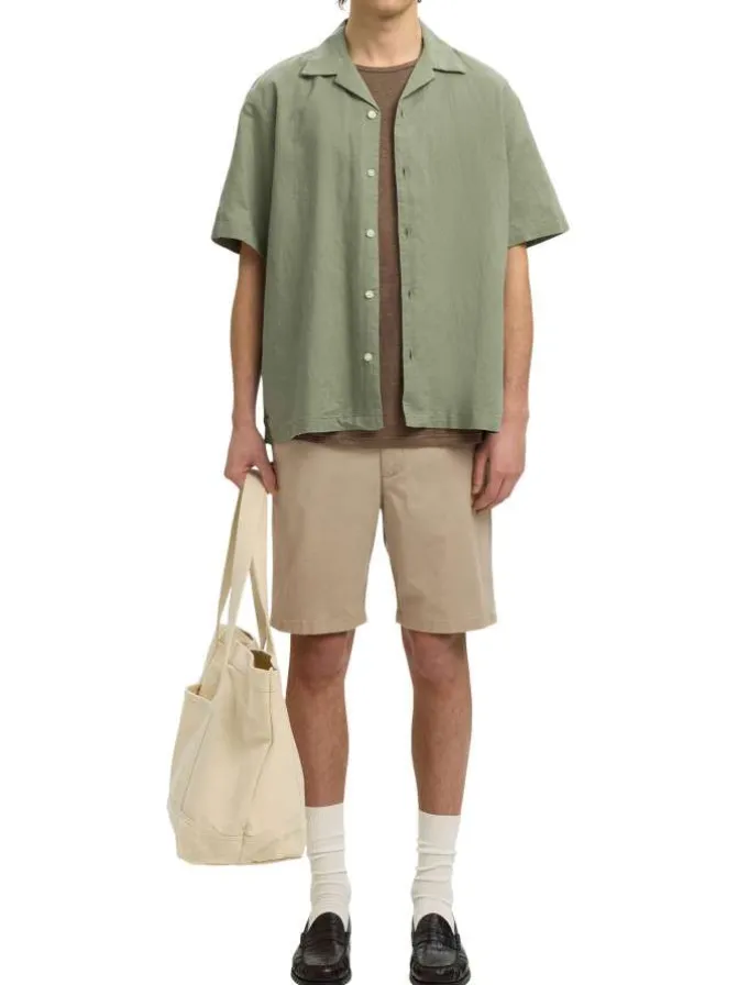 Short Chino en coton biologique beige uni avec une coupe droite