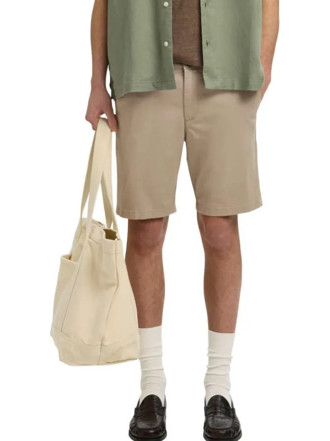 Short Chino en coton biologique beige uni avec une coupe droite
