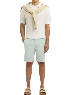 Short Chino en coton biologique vert d'eau uni avec une coupe droite