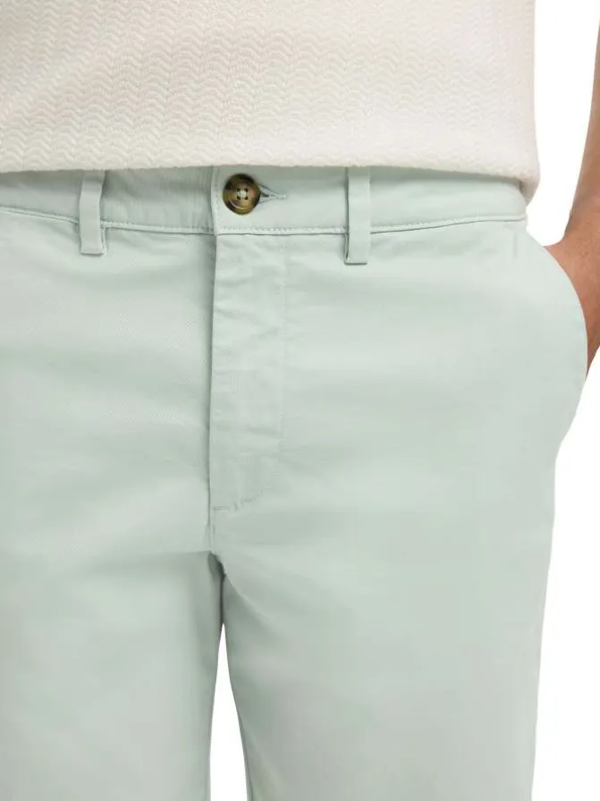 Short Chino en coton biologique vert d'eau uni avec une coupe droite