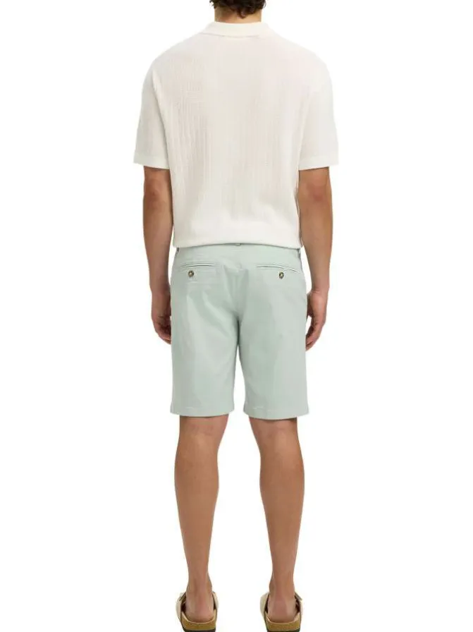 Short Chino en coton biologique vert d'eau uni avec une coupe droite