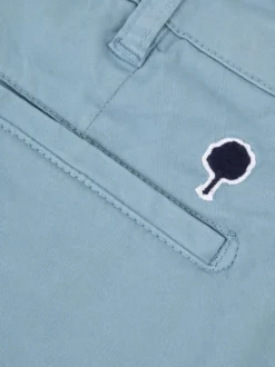 Short chino en coton bleu ciel uni avec une coupe droite et un logo brodé