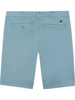 Short chino en coton bleu ciel uni avec une coupe droite et un logo brodé
