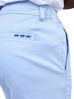 Short chino en coton ciel uni avec une coupe droite et un logo brodé
