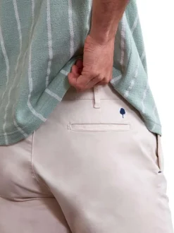 Short chino en coton écru uni avec une coupe droite et un logo brodé